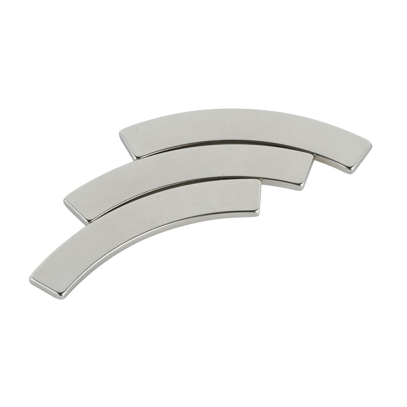 Auton ajovalojen moottori